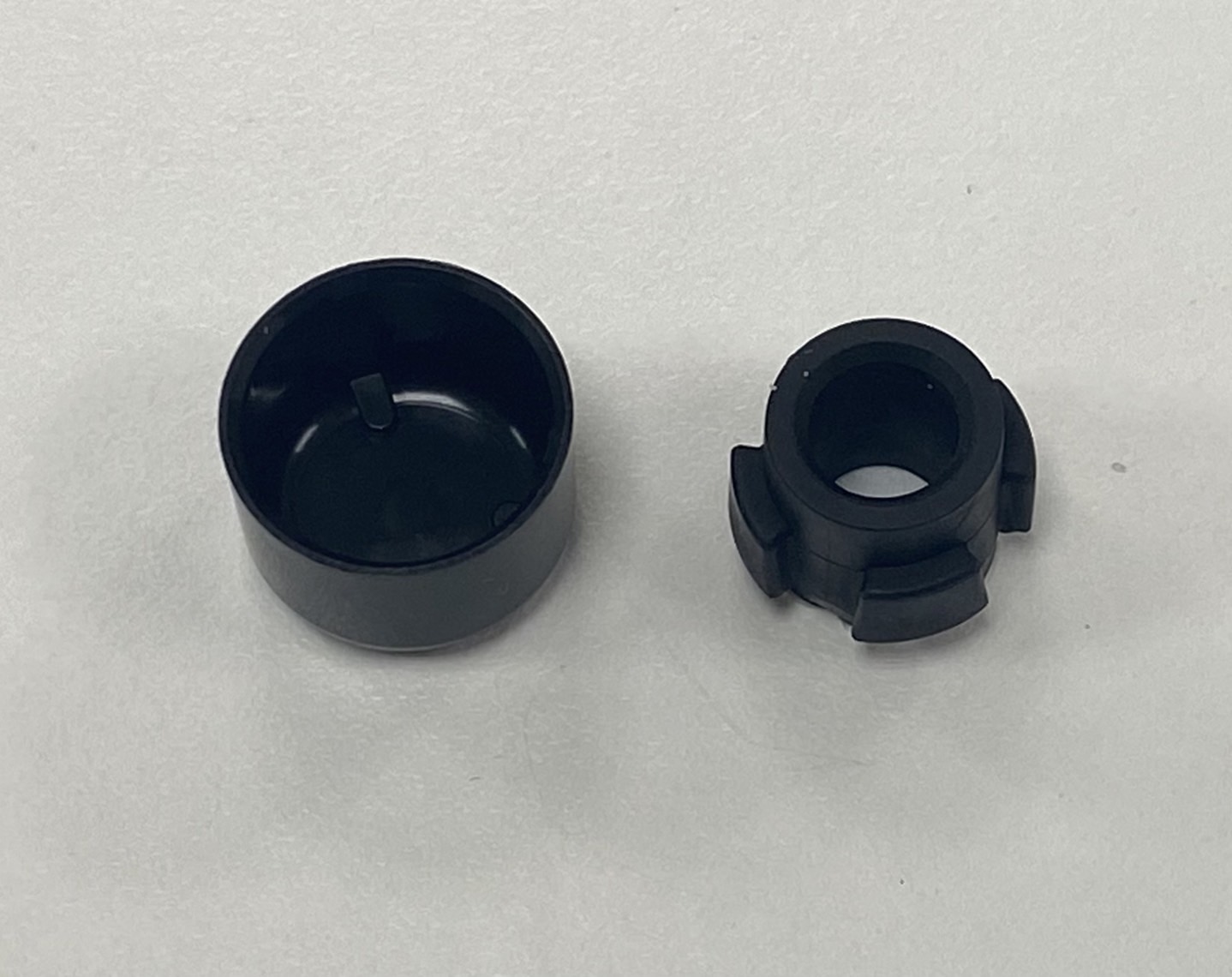 The waterproof and breathable valve is formed by combining ePTFE membrane injection molding and ultrasonic welding to form a sealed component. There are mainly threaded type, press-fit type, snap-on type, twist-on type, etc. The breathable valve mainly has two important indicators: 1. Air permeability 2. Protection level.